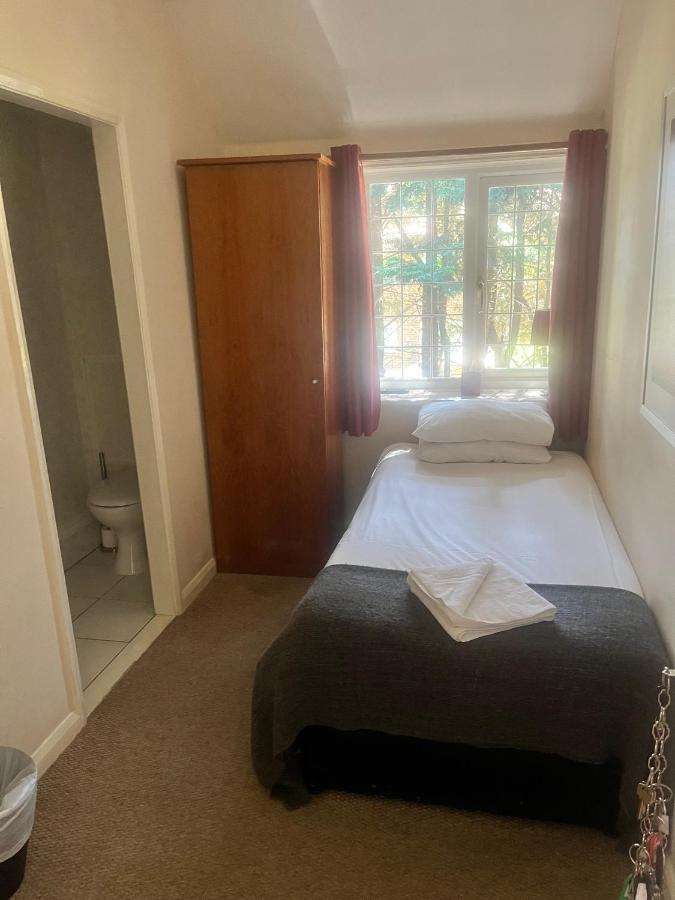 The Admirals Inn Guest House Bracknell Esterno foto