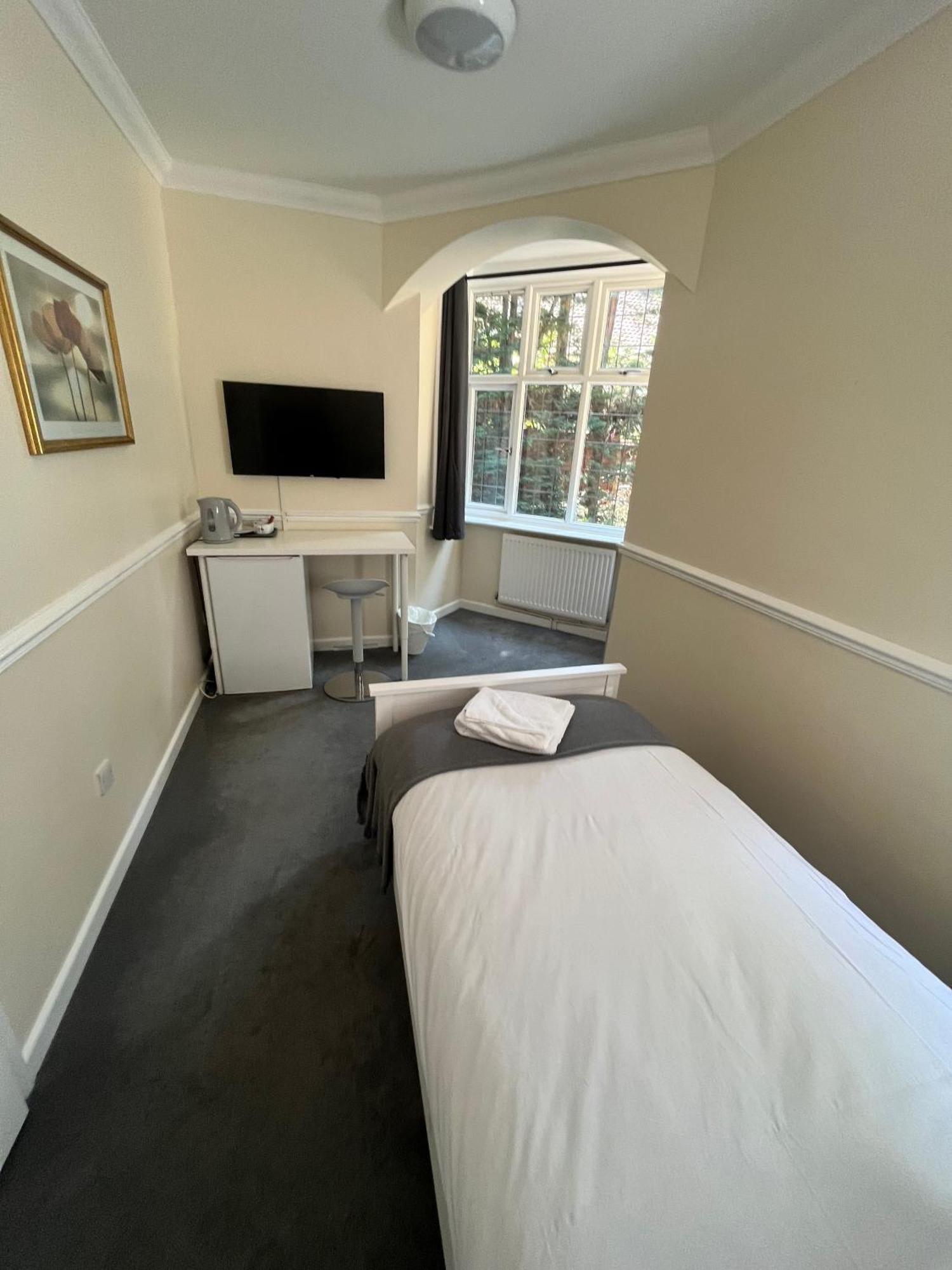 The Admirals Inn Guest House Bracknell Esterno foto