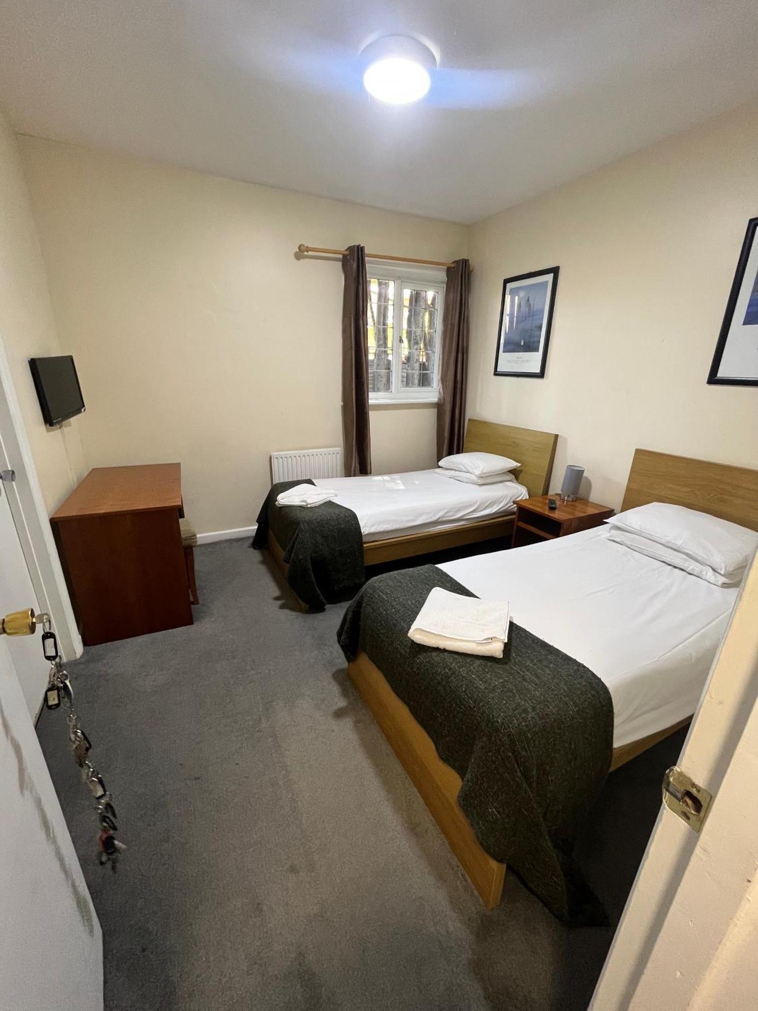 The Admirals Inn Guest House Bracknell Esterno foto